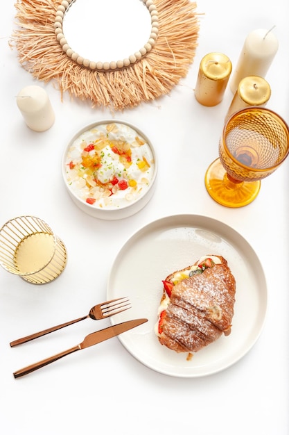 Kolacja na stole z gotowymi potrawami